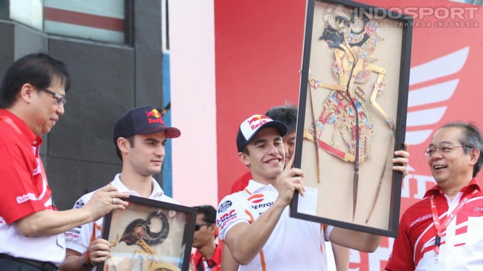  Juara dunia MotoGP Marc Marquez bersama rekan setimnya DaniPedrosa hadir menjumpai para penggemarnya di Sirkuit Sentul pada Oktober 2014.